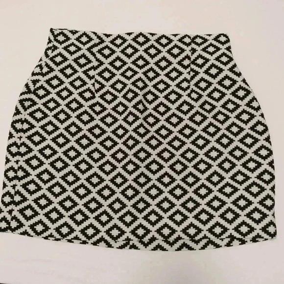 Zara Woman Size Medium Mini Geometric Black White pattern Skirt - Picture 2 of 6